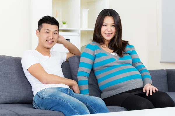 Těhotná žena a manžel doma — Stock fotografie