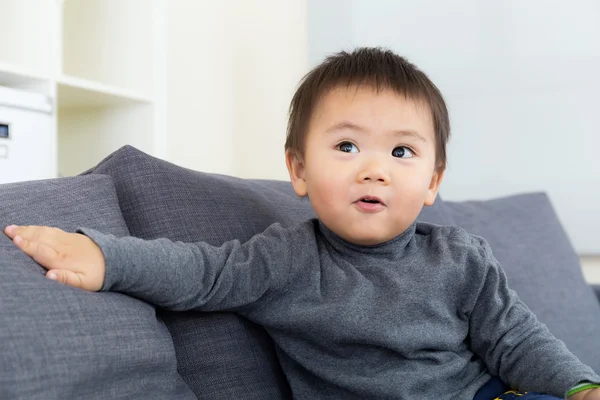 亲爱的男孩在家里 — 图库照片