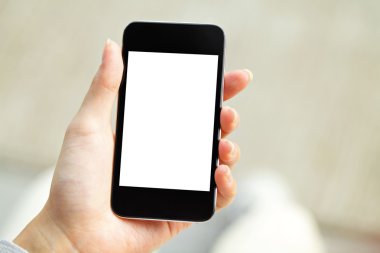 Boş ekran ile el ele tutuşan cep telefonu