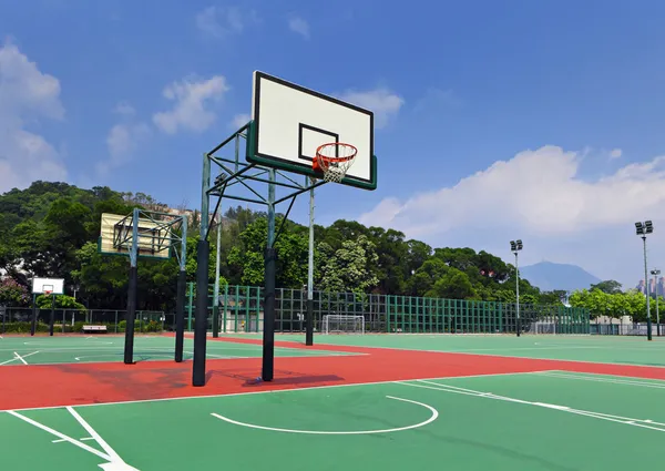 Quadra pública de basquete — Fotografia de Stock