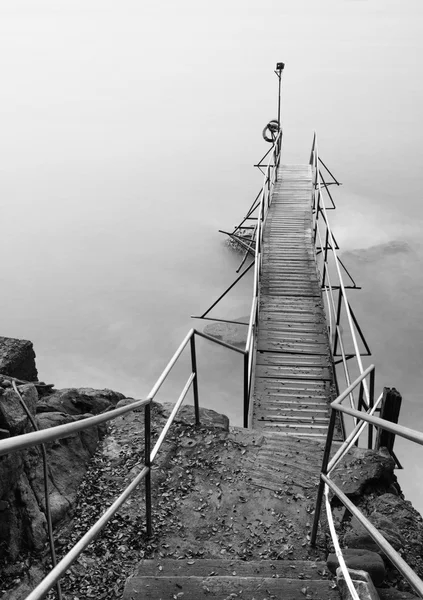 Houten steiger en zeegezicht — Stockfoto