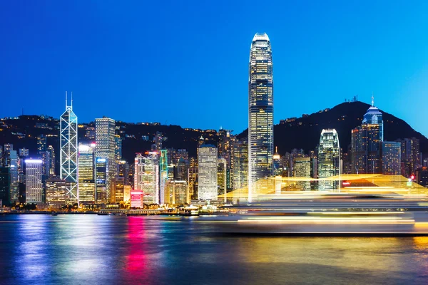 Hong Kong por la noche desde el otro lado de Victoria Harbor — Foto de Stock