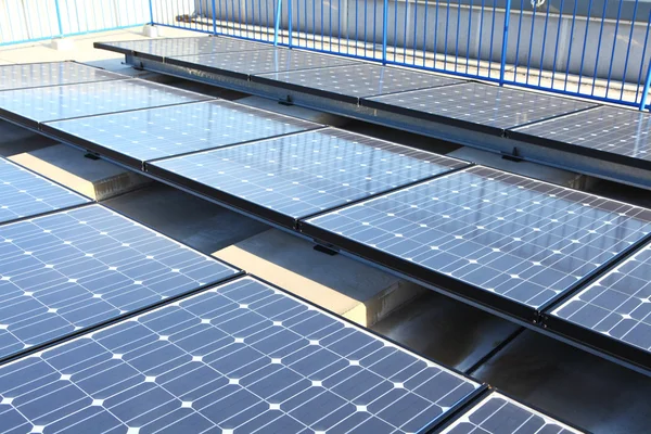 Paneles solares en la azotea — Foto de Stock