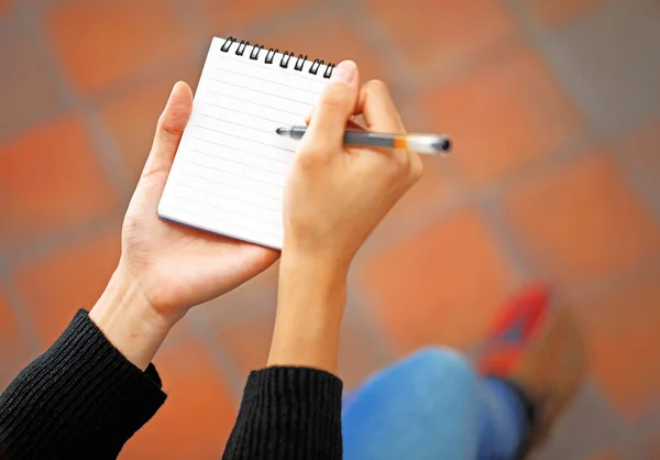 Mulher mão nota jot — Fotografia de Stock