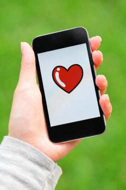 hareket eden telefon ekranında aşk mesajı