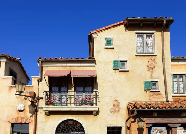 Средиземноморский дом с ясным синим небом — стоковое фото