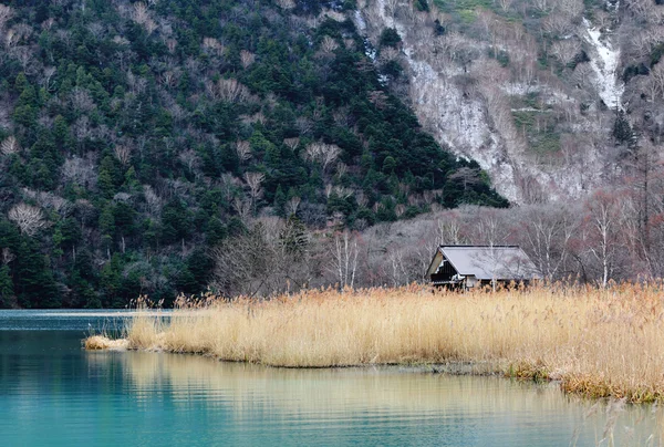 Lago beatiful com casa de madeira — Fotografia de Stock