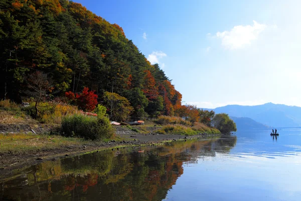 Beautiful lake during autumn season — Stock Photo, Image