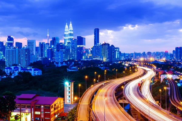 Kuala Lumpur skyline på natten — Stockfoto