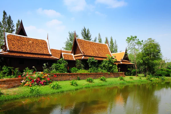 Traditionelles thailändisches Haus mit See — Stockfoto