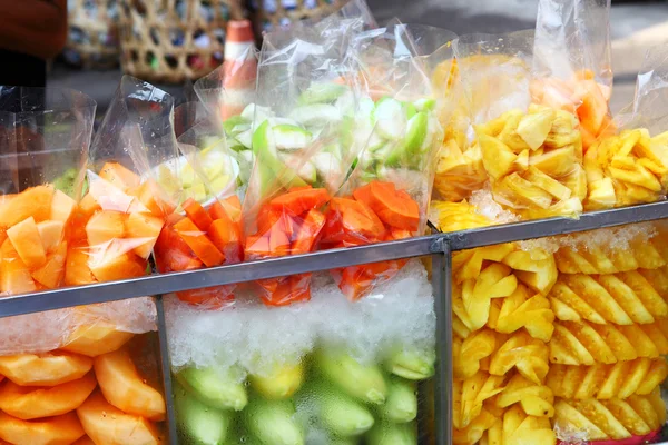 Peça de fruta no mercado de rua — Fotografia de Stock