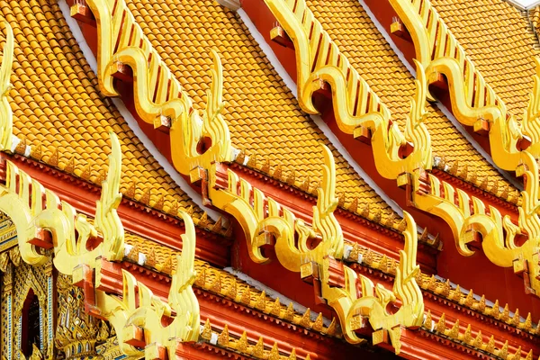 Традиционный наклон крыши храма в Таиланде — стоковое фото
