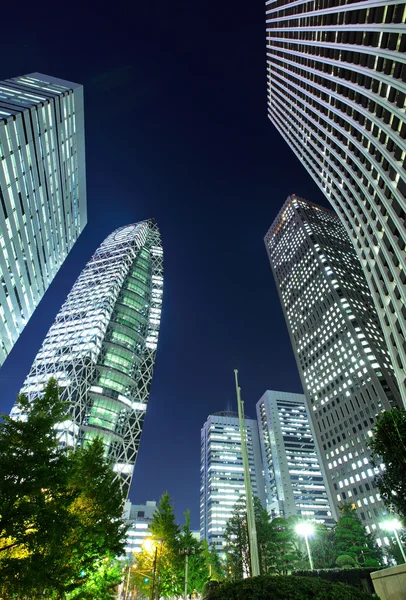 Meesturen gebouw in tokyo bij nacht — Stockfoto