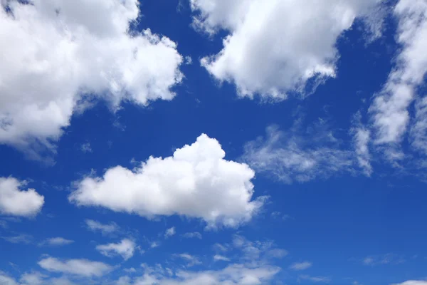 Cielo azul soleado — Foto de Stock