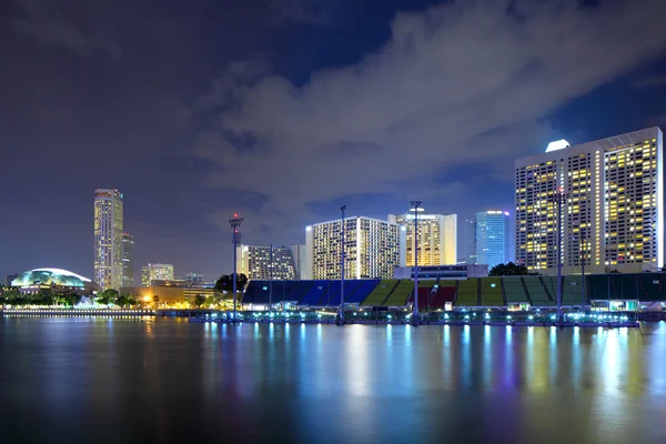 Singapore paisaje urbano por la noche —  Fotos de Stock