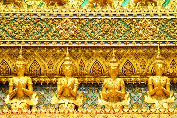 Gouden standbeeld in de grand palace — Stockfoto