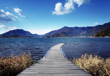 lake ahşap yolu