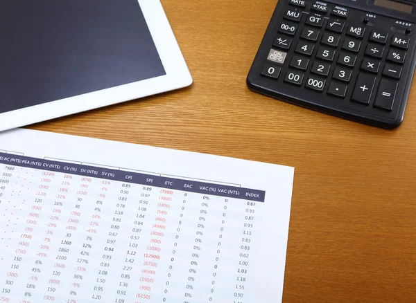 Bürotisch mit Tablet, Taschenrechner und Datentabelle — Stockfoto