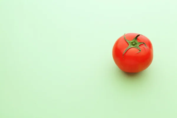 Tomate com fundo verde — Fotografia de Stock