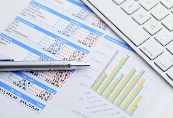 Data diagram med tangentbord och penna — Stockfoto