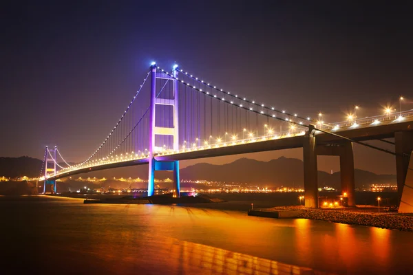 Puente colgante en Hong Kong por la noche — Foto de Stock