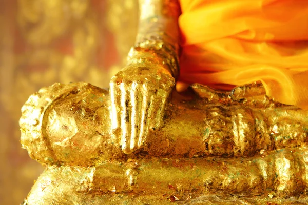 Estátua de Buda com folha dourada — Fotografia de Stock
