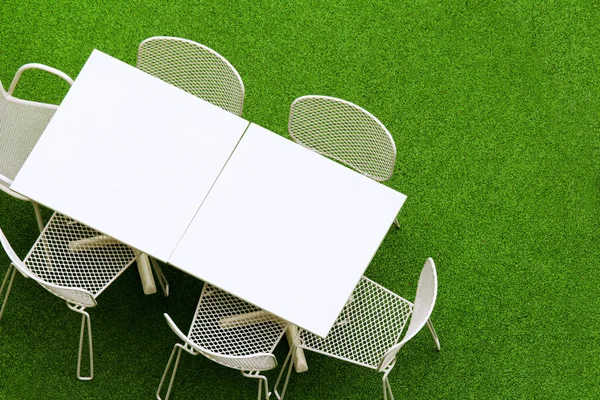 Silla y mesa al aire libre sobre césped —  Fotos de Stock