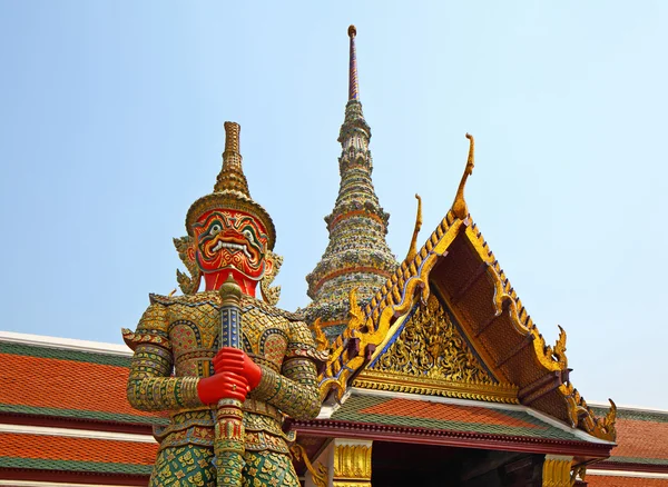 Standbeeld in grote paleis in bangkok — Stockfoto