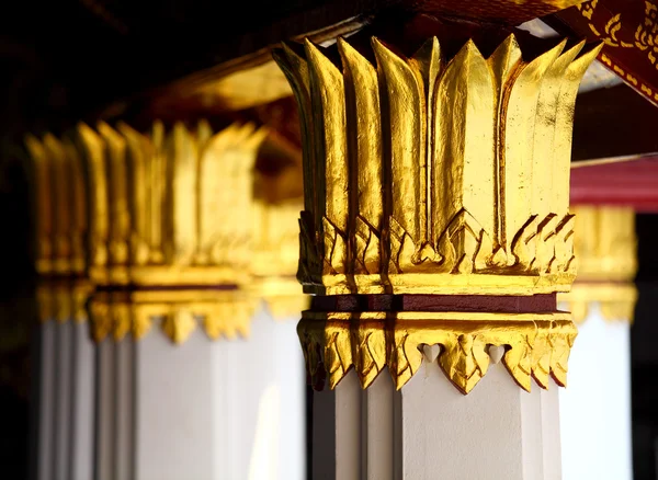 Pilar dorado en templo de Tailandia — Foto de Stock