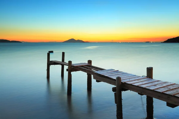 Muelle de madera y puesta de sol — Foto de Stock