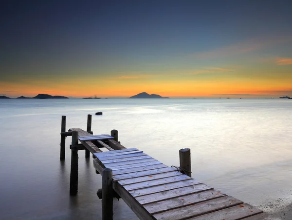 Ponte in legno con paesaggio marino — Foto Stock