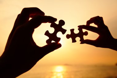 erkek ve kadın el puzzle parçaları bağlanmaya çalışıyor
