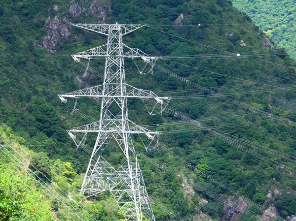 Мережа ліній електроживлення на горі — стокове фото