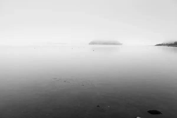 Lago nebbioso — Foto Stock