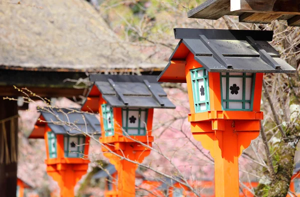 Lanterna vermelha japonesa no templo — Fotografia de Stock