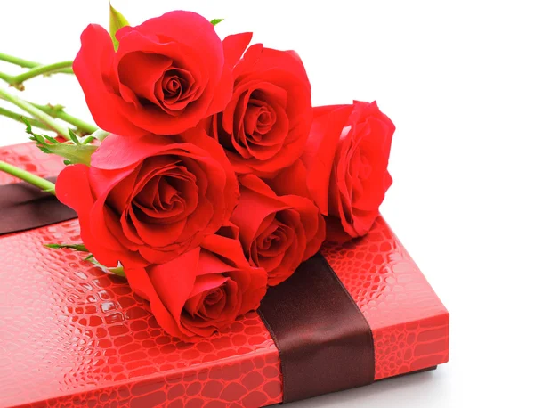 Red rose bouquet and gift box — Stock Photo, Image