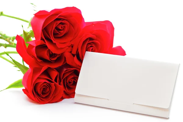 Kırmızı gül buketi ve hediye kartı — Stok fotoğraf