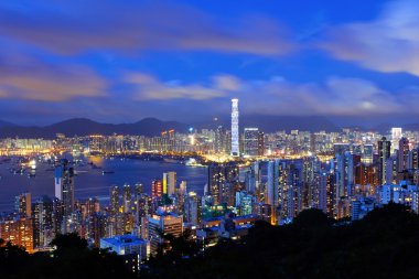 Geceleyin Hong Kong şehir manzarası