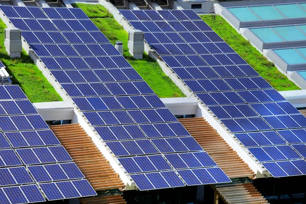 Solarmodul auf dem Dach — Stockfoto