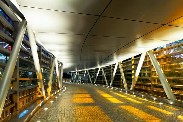 Pasarela peatonal por la noche — Foto de Stock