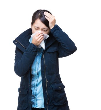 Asyalı kadın hapşırma