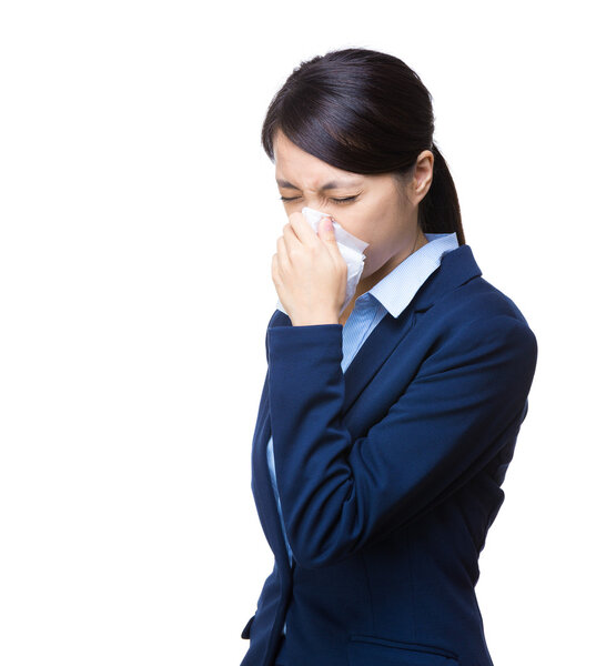 Бизнесвумен чихает
