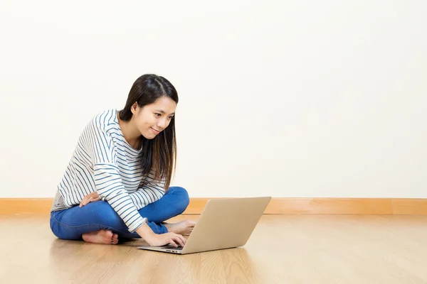 Mujer asiática usando el ordenador portátil en casa — Foto de Stock