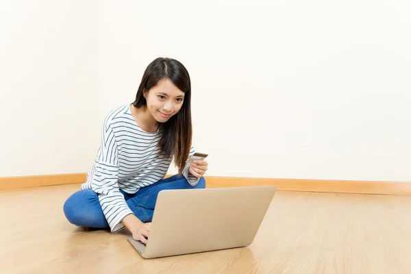 Asiatin kauft zu Hause online ein — Stockfoto