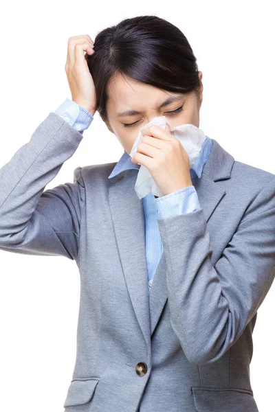 Mujer de negocios estornudo y dolor de cabeza — Foto de Stock