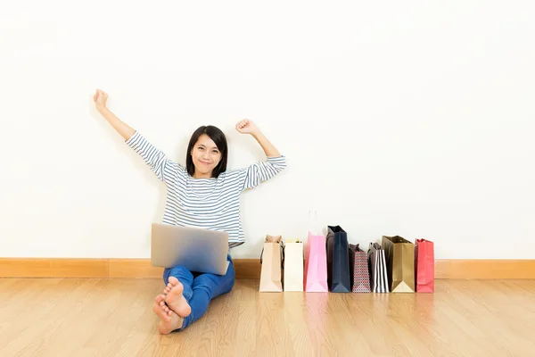 Azië vrouw thuis online winkelen — Stockfoto