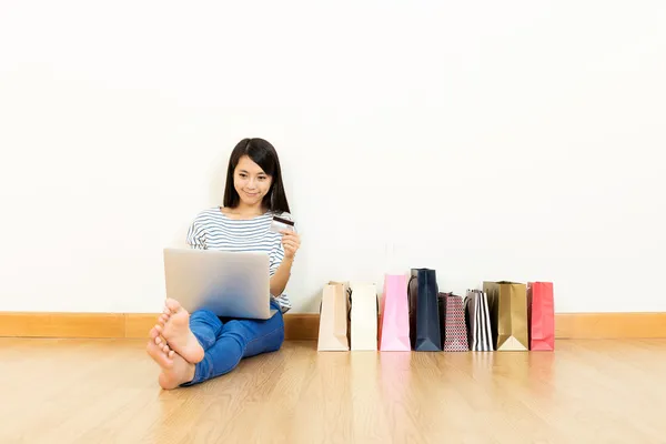 Mulher asiática compras online — Fotografia de Stock