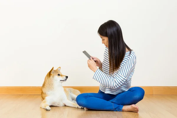 Asiática mujer tomar foto con su precioso perro — Foto de Stock