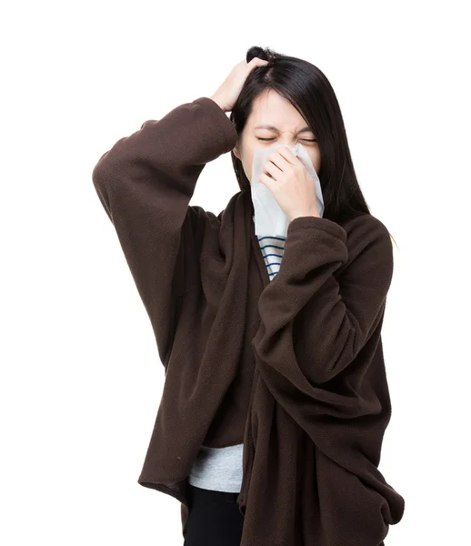 Азиатская женщина чихает и болит голова — стоковое фото