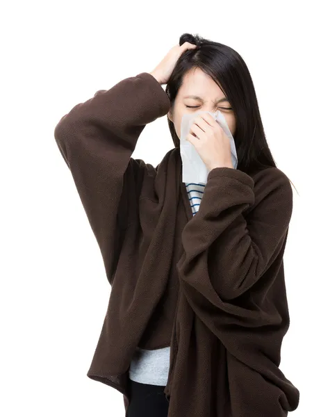 Азиатская женщина чихает и болит голова — стоковое фото